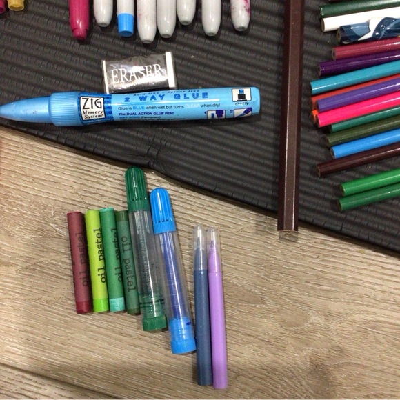 Colorful Assorted Markers and Pencils Set Lot of 40+ - Picture 6 of 9
